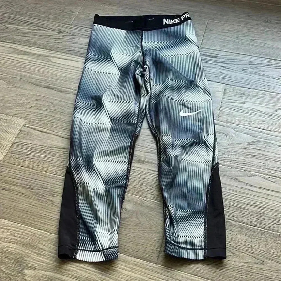 🌸4/$30🌸nike |  DRI Patterned Crop Leggings - Picture 2 of 11